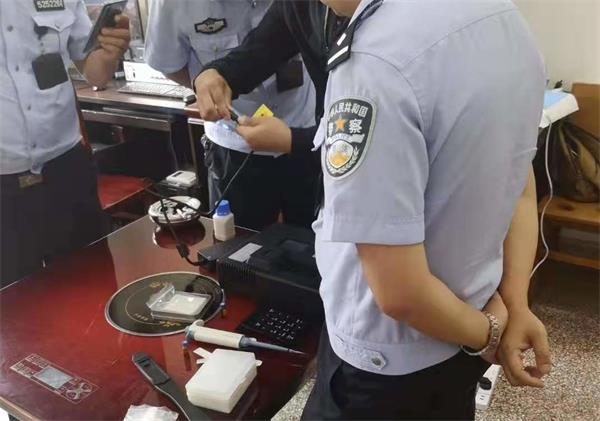 沛泓專業(yè)技術(shù)人員給某公安干警做爆炸物探測儀操作使用培訓(xùn)圖1